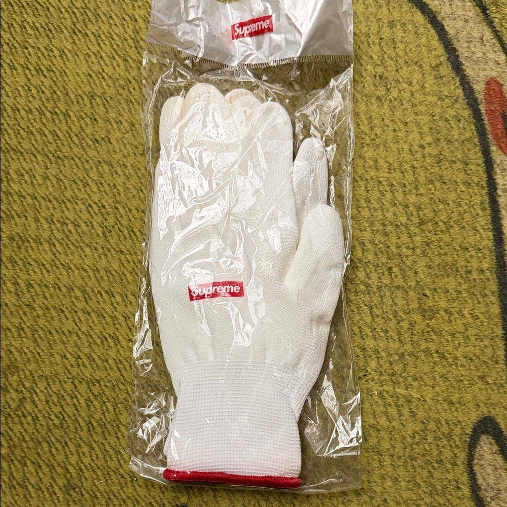 NIB Supreme Red and White Logo Gloves